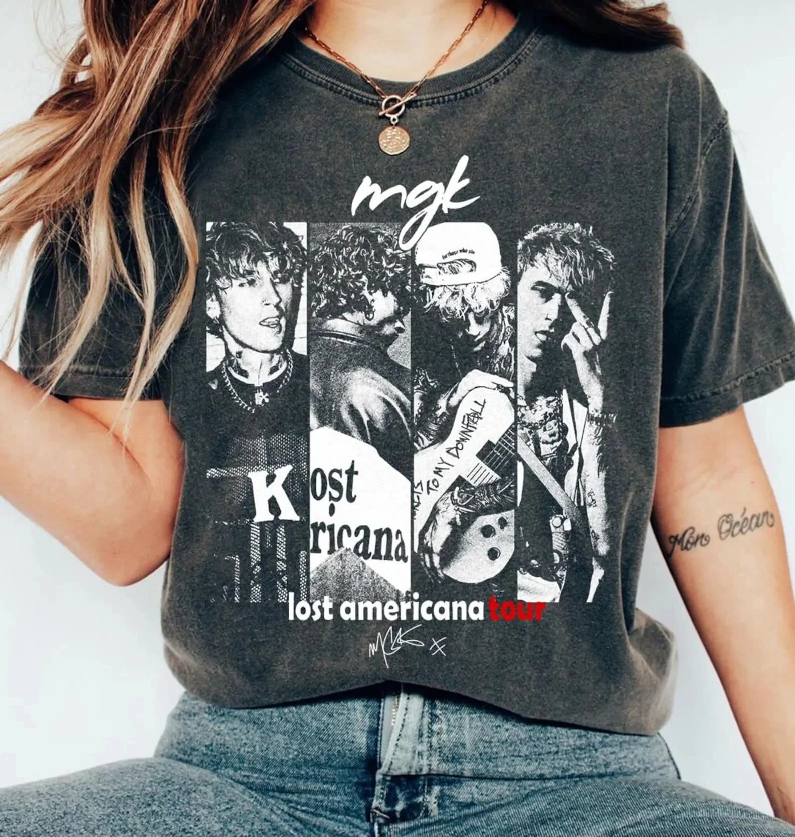 Maglietta MGK Lost Americana Tour Comfort Colors, Maglietta Machine Gun Kelly Middle Finger Lost American Tour 2025, T-shirt Pop Rock Unisex