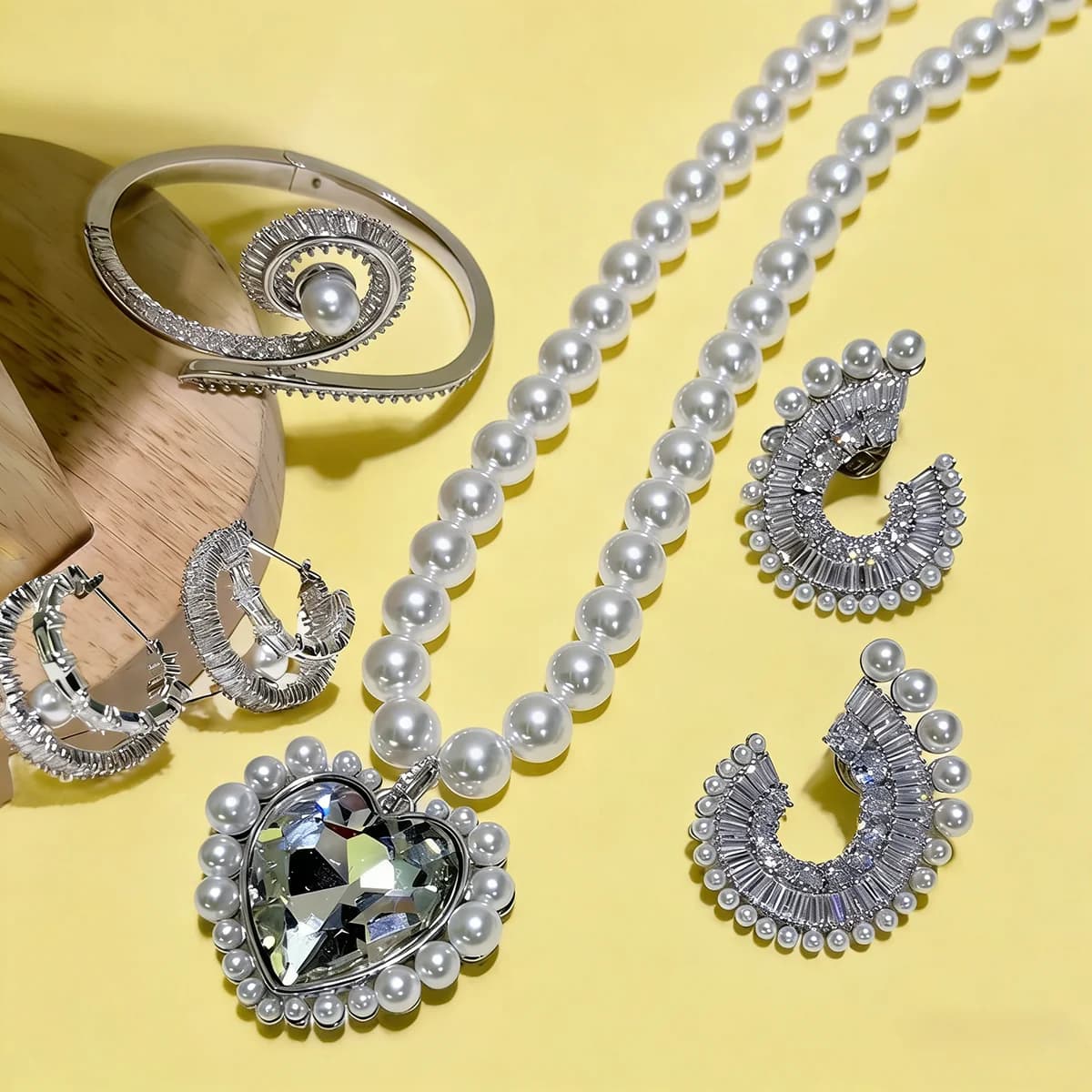 Originale 2026 nuovo set di gioielleria raffinata braccialetto di perle Nechlace per le donne orecchini a cuore regalo di gioielli romantici