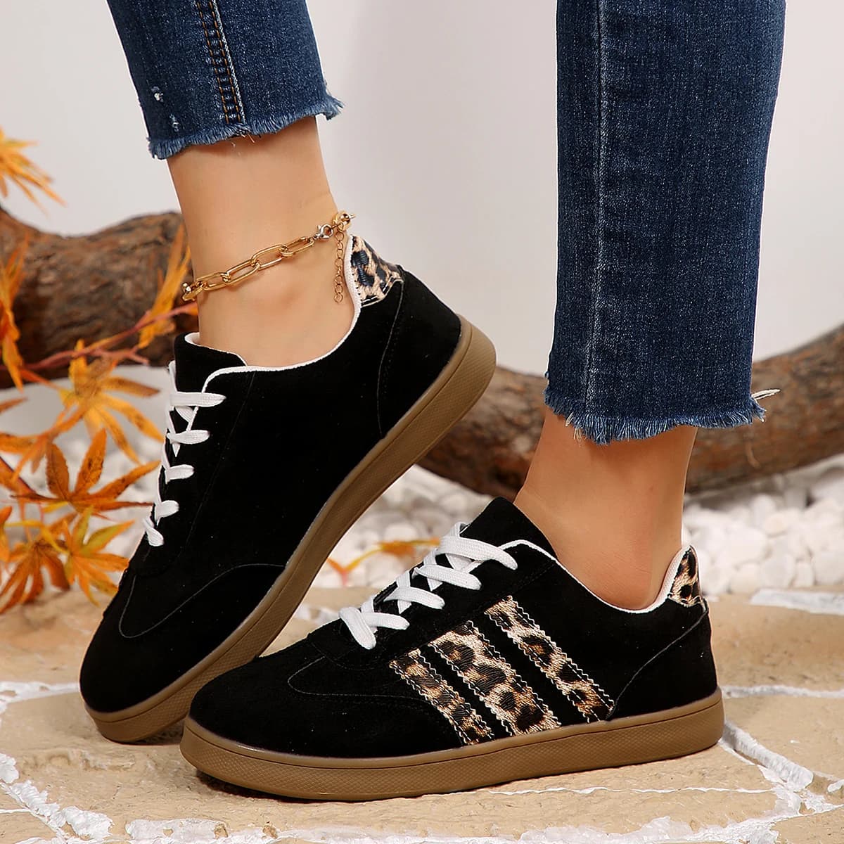 Scarpe da ginnastica da donna 2025 Primavera Nuovi mocassini piatti di lusso Comodo slip on Scarpe da ginnastica morbide Tendenza Scarpe da esterno leggere per le donne
