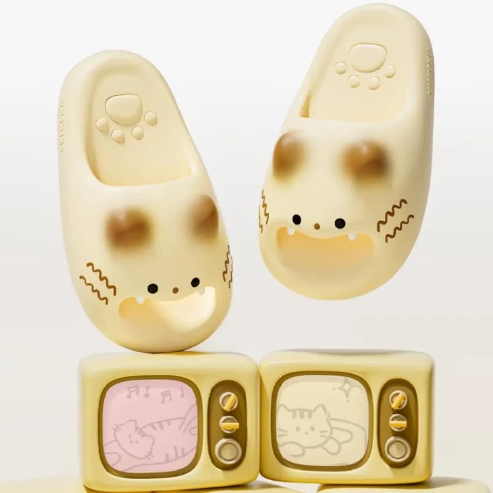 Kawaii slippers in EVA shaped like a cat's leg, inner/outside sandals with thick non-slip background, shower slippers, comfortable and fun shoes for couples.