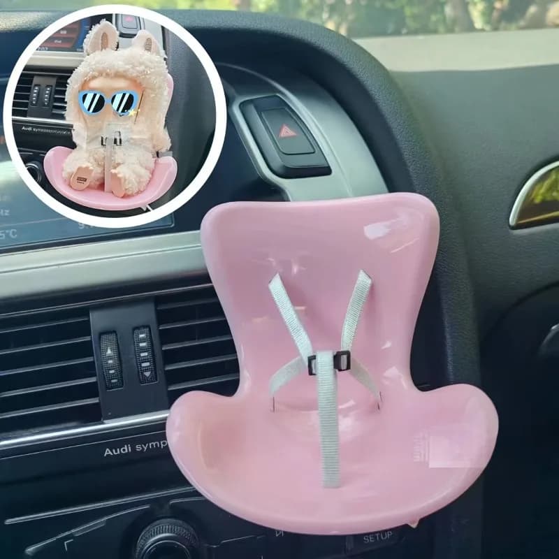 Accessori per decorazioni interne per auto a forma di sedia carina per Labubu e bambole inferiori a 18 cm Espositore per giocattoli in miniatura con clip per sfiato per auto in plastica
