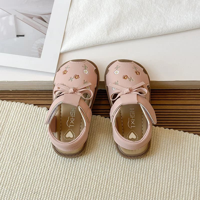 Sandali Estivi 2026 per Bambine Ricamati con Fiocco, Nuove Scarpe Basse da Principessa per Bambini, Sandali Esterni Traforati Anti-calcio per Bambini