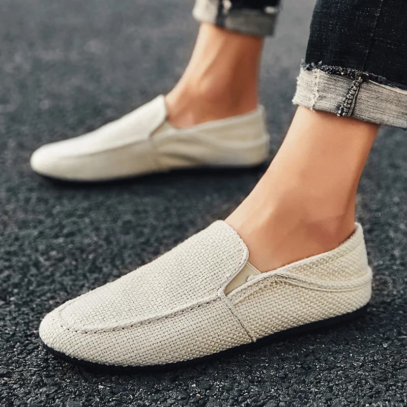 Nuovi mocassini uomo scarpe Casual traspiranti scarpe da ginnastica classiche Slip On in lino scarpe da guida economiche estive maschili per uomo larghe 2023
