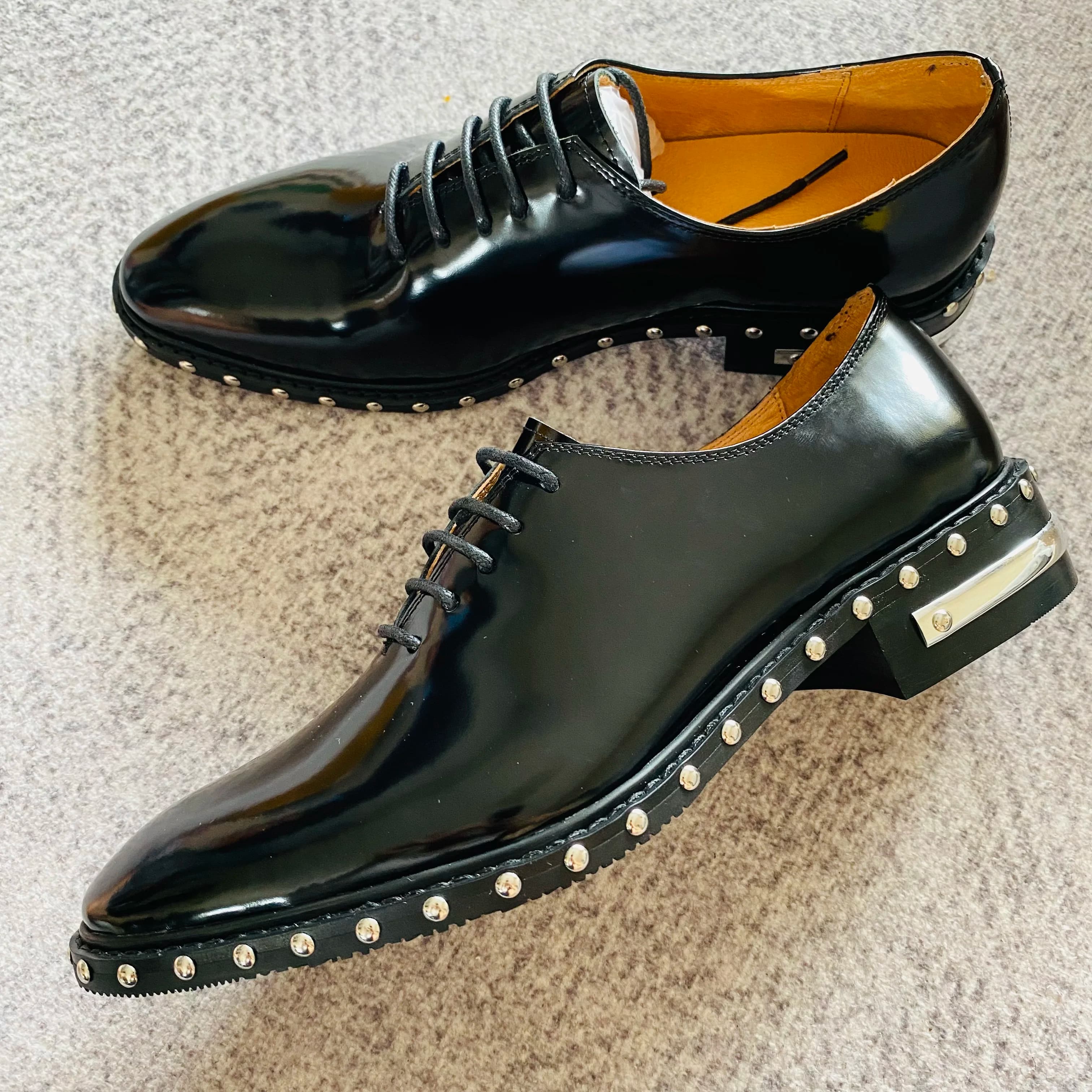 Scarpe a punta fatte a mano in pelle verniciata di vacchetta Abito in vera pelle da sposa Calzature casual da lavoro per unghie con rivetti quotidiani