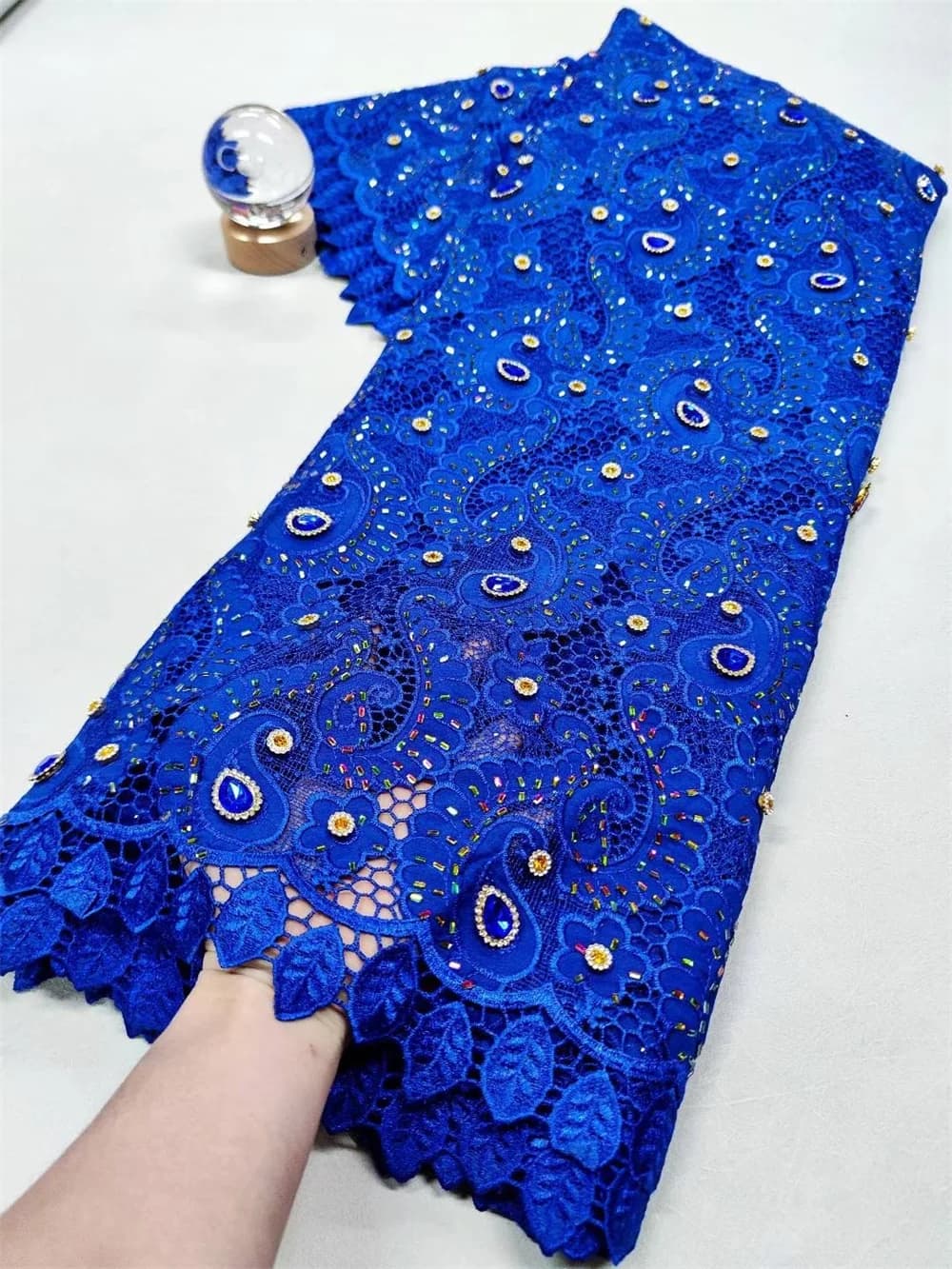 Tessuti africani di lusso Tessuti di pizzo nigeriano con perline di chiffon 2025 Tessuto di pizzo blu royal per cucire abito da sposa A1063-1