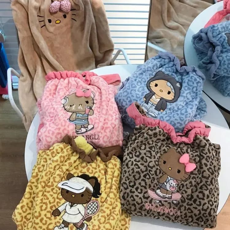 Camicia da Notte Hello Kitty per Donne, Pigiama Casual Stile Giapponese Y2K, Abbigliamento da Casa alla Moda, Accappatoio Morbido con Stampa Leopardata