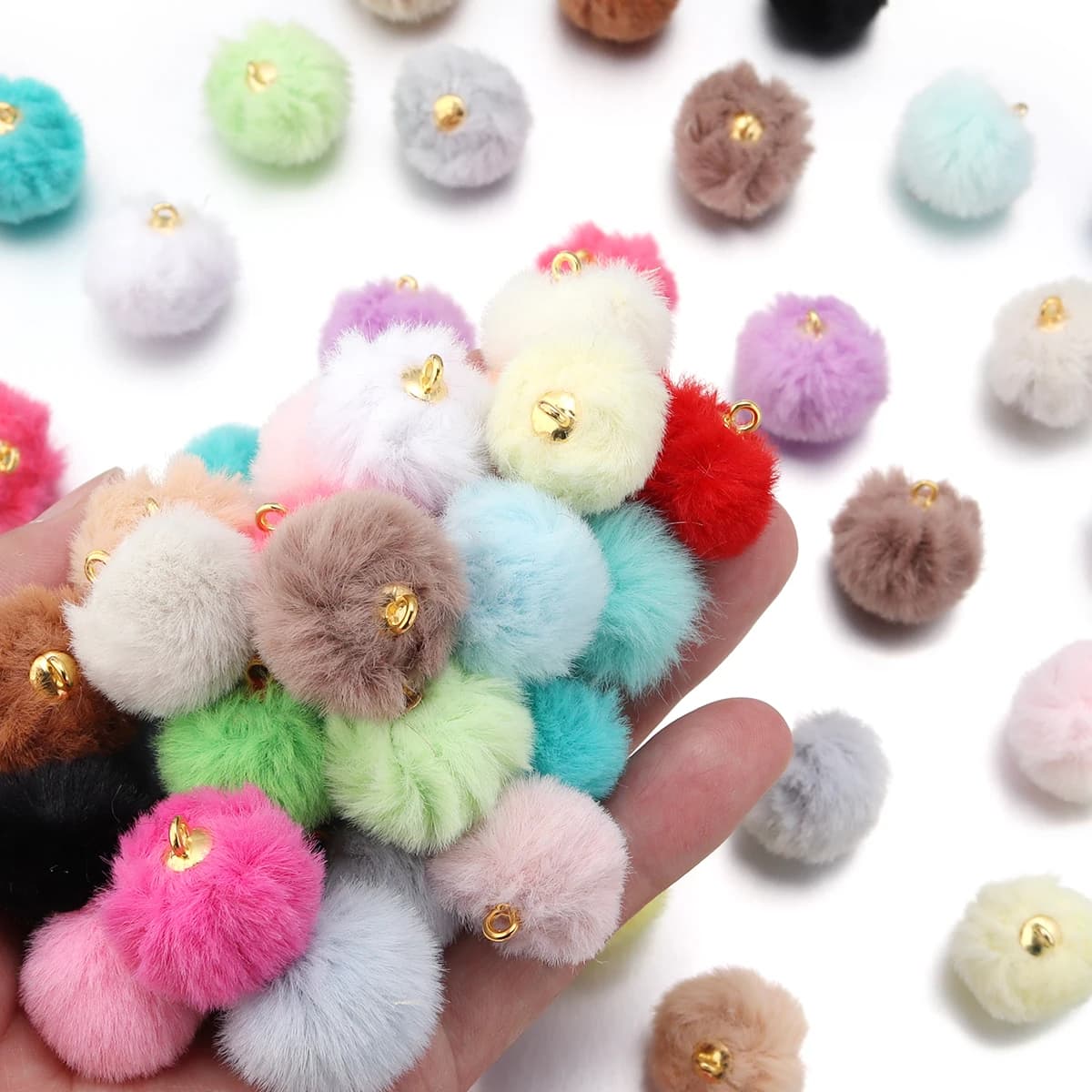 20 Pezzi di Ciondoli a Sfera con Copertura in Pelliccia Sintetica, Charm Carini per Creazione di Gioielli Fai-da-Te, Accessori per Orecchini e Braccialetti Artigianali