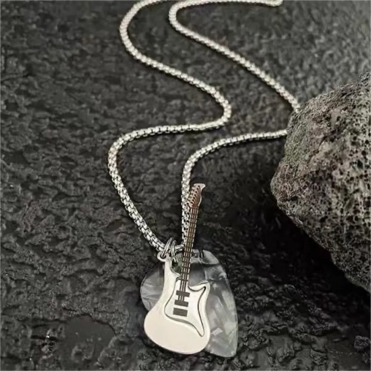 Collana con plettro per chitarra punk rock - design unico, stile hip-hop audace, ciondolo per coppia, accessorio per il pendolarismo quotidiano, ffv