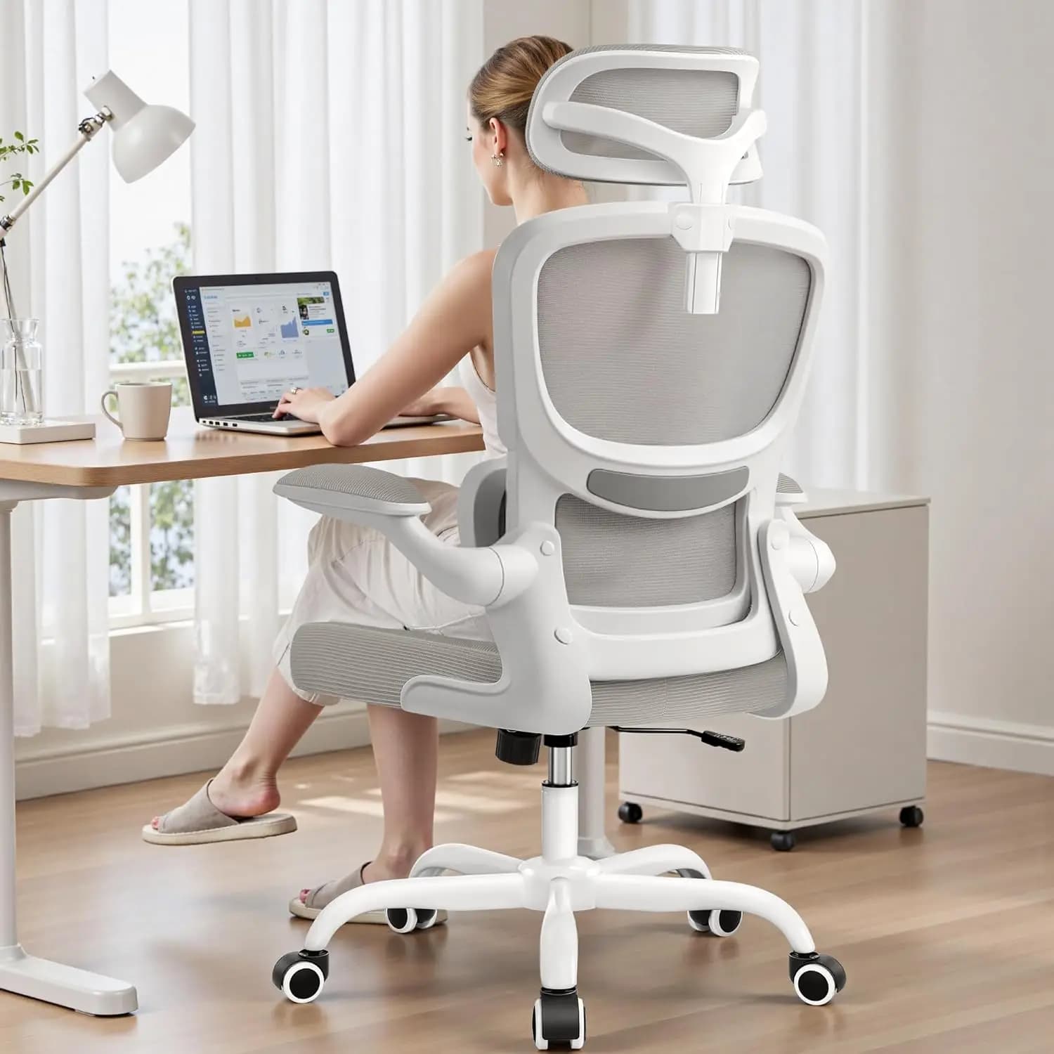 Sedia da Ufficio Ergonomica con Schienale Alto in Rete, Supporto Lombare Regolabile, Poggiatesta e Braccioli Ribaltabili per Casa e Gaming, Grigio Chiaro Personalizzabile
