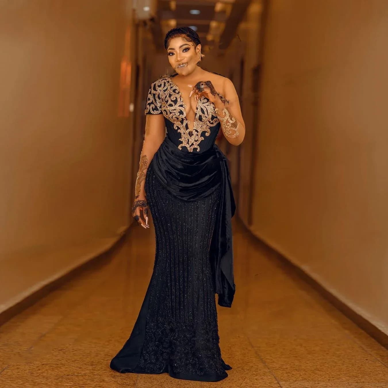 Lussuoso abito da ballo con decalcomania di cristallo in pizzo nero a sirena Nuovo abito da sposa formale a maniche lunghe trasparente con scollo a V sexy personalizzato