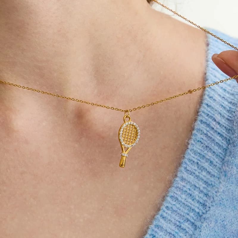 Collana con ciondolo design racchetta da tennis in cristallo europeo e americano in acciaio inossidabile Accessori per gioielli in acciaio al titanio da donna