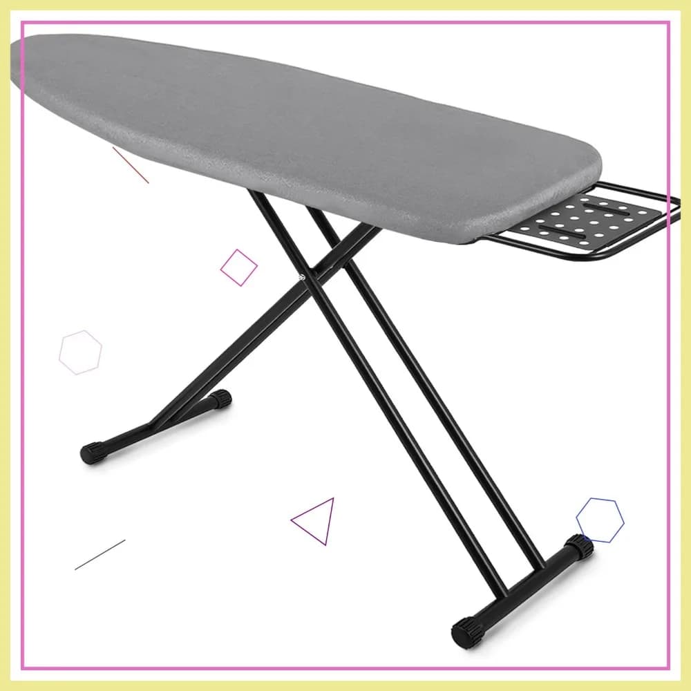 Asse da stiro di dimensioni standard 47" x 15" con copertura resistente al calore, imbottitura in feltro spesso, altezza regolabile, piedini antiscivolo, resistente e robusta.