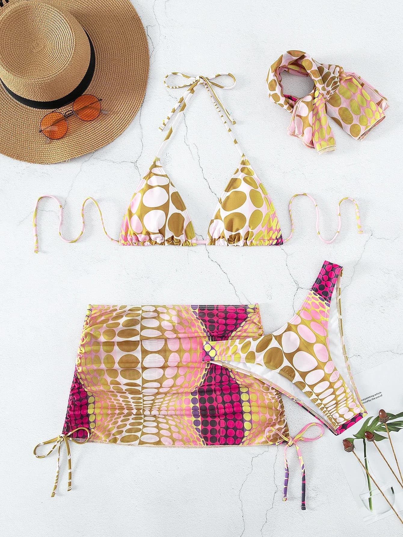 Set bikini a triangolo con scollo all'americana a pois e gonna da spiaggia