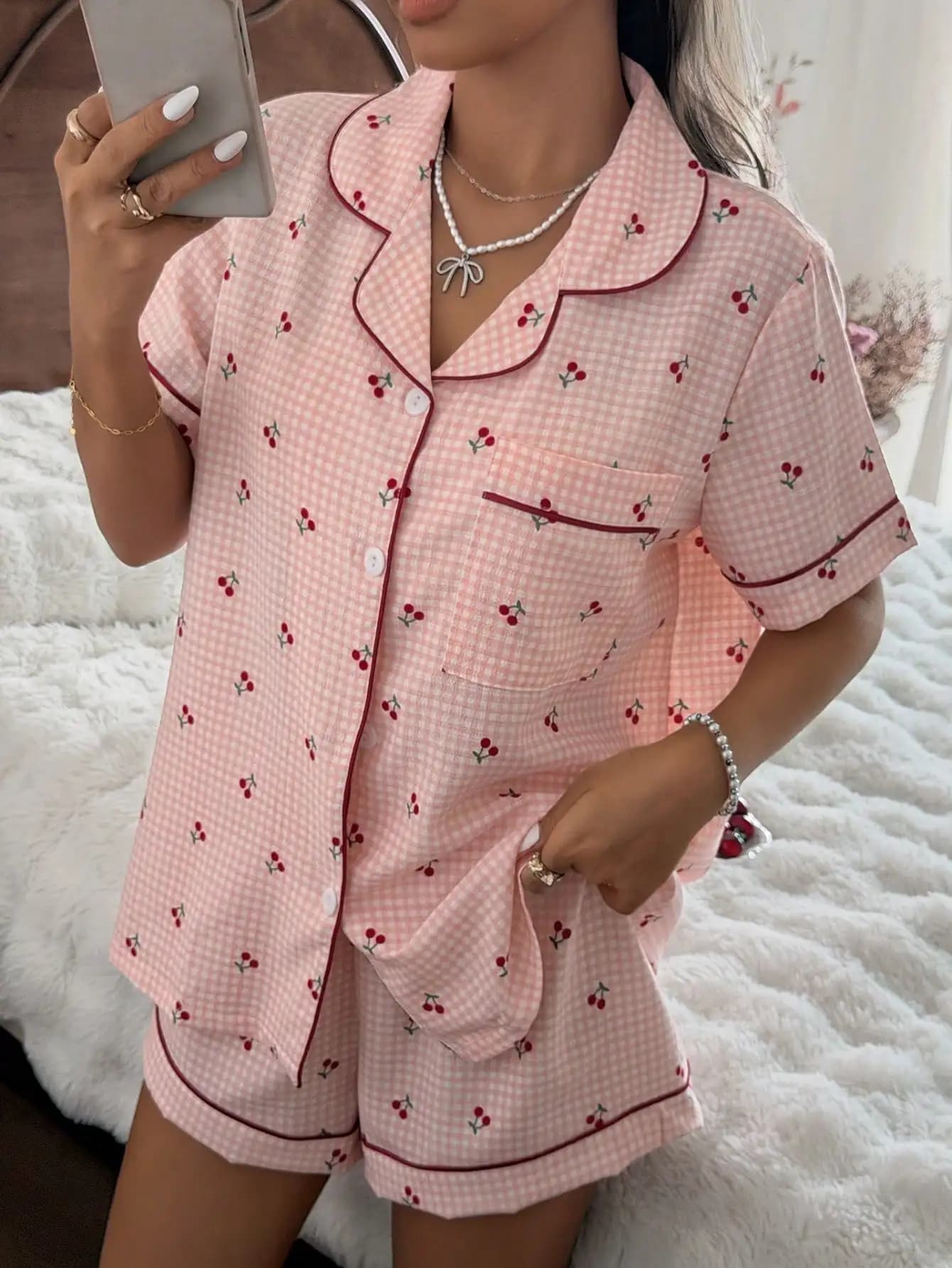 Set pigiama da donna con camicia a maniche corte con colletto a quadretti rosa e stampa ciliegie e pantaloncini