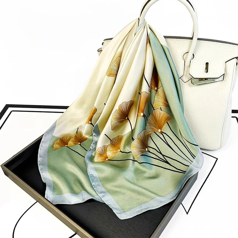 Sciarpa da donna con stampa foglie di ginkgo da 68 cm, in seta sintetica, stampa vegetale, alla moda, versatile, accessorio per borsa e abbigliamento