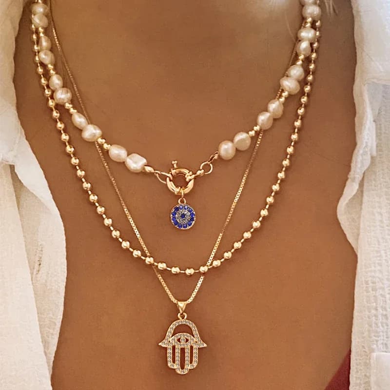 Collana Classica da Donna con Ciondolo, Occhi Portafortuna Microincrostati di Zirconi, Croce a Palma, Perla e Catena Multistrato in Metallo
