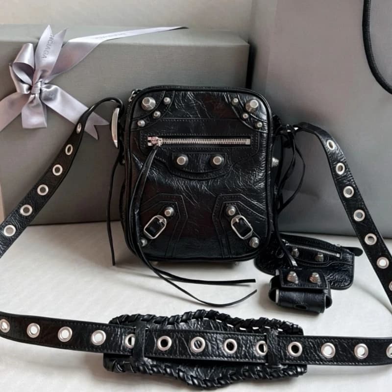 2026 New Street Style Motorcycle Bag Women's Handbag Leather Shoulder Crossbody Bag Tote Bag Rivet Fringe Crack Pattern Leath..