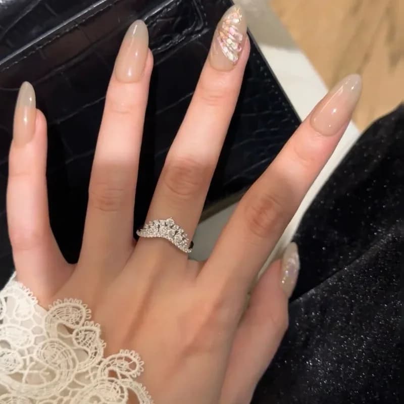 Diamanti intarsiati squisiti anelli a corona piccola per le donne, lusso leggero, regalo di gioielli con anelli di fidanzamento romantici e creativi
