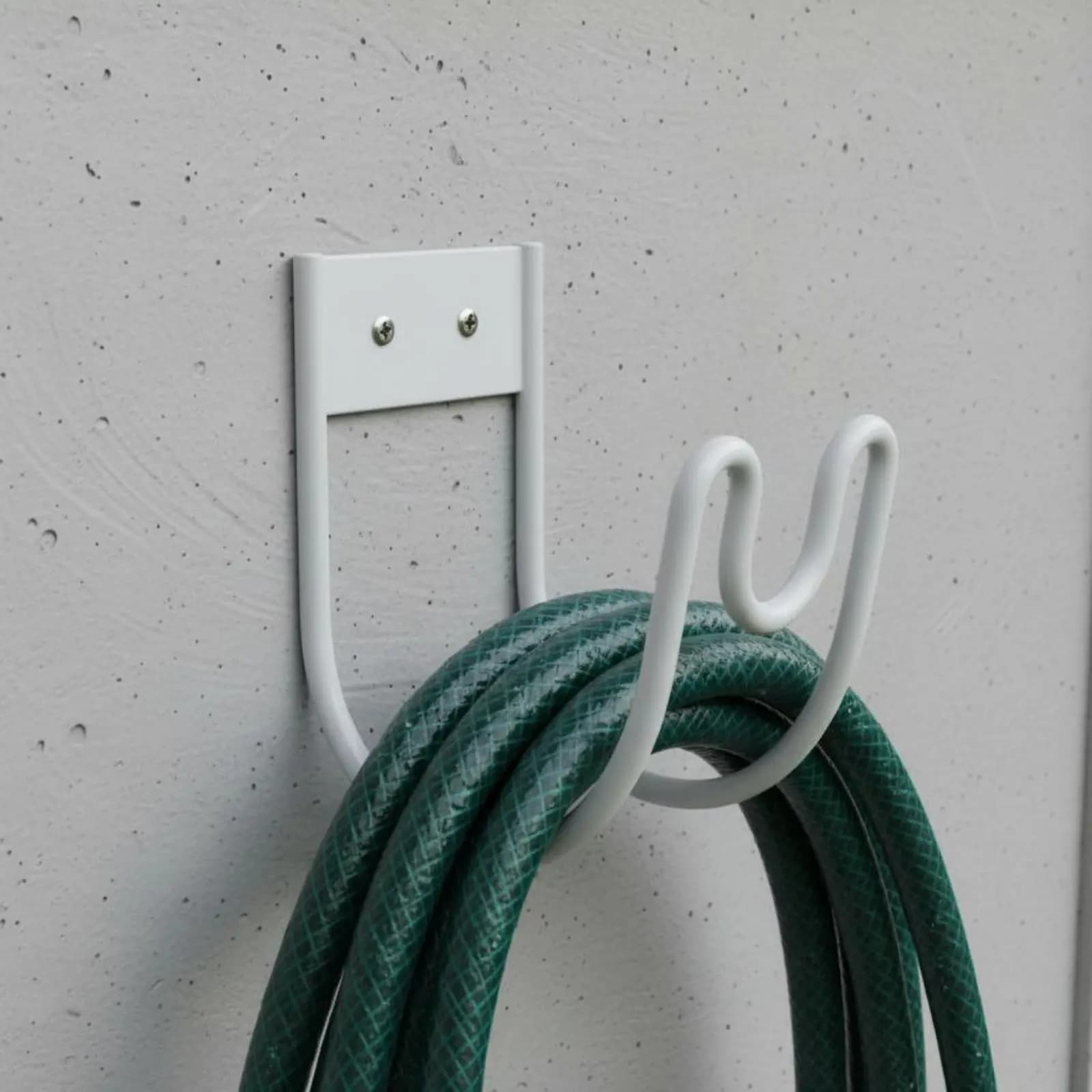 Supporto da Parete per Tubo da Giardino Multifunzionale, Gancio Robusto per Tubi, Facile Installazione per Giardinieri e Officine