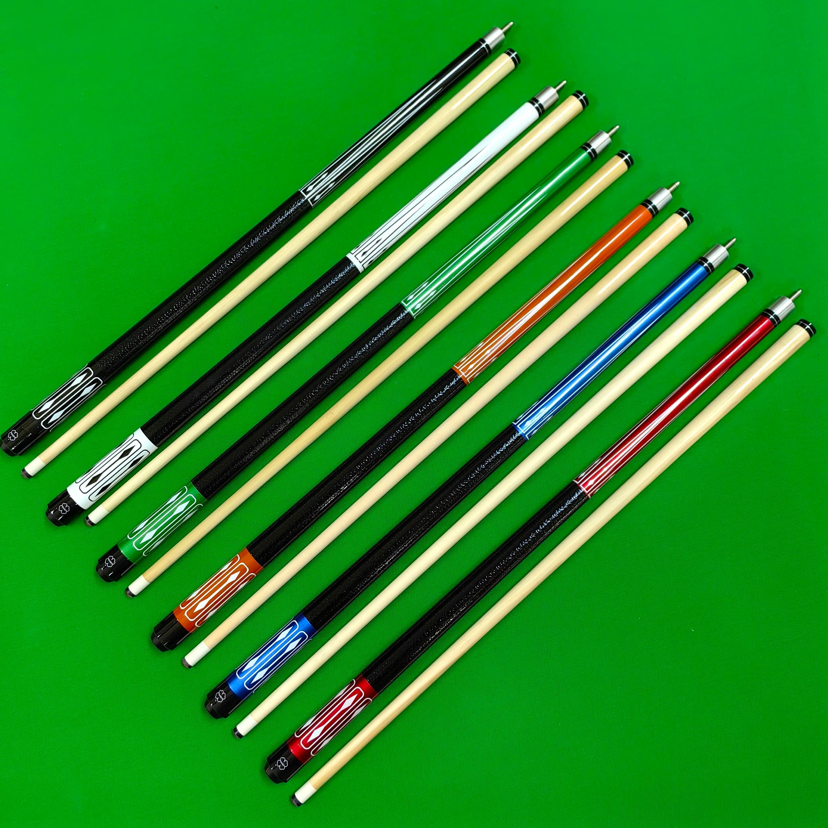 Stecca da biliardo 1/2 pezzo, 57 pollici (145 cm). 19-21 once, 13 mm. Asta in legno d'acero, impugnatura in pelle dipinta con decorazione adesiva a base d'acqua sul calcio.