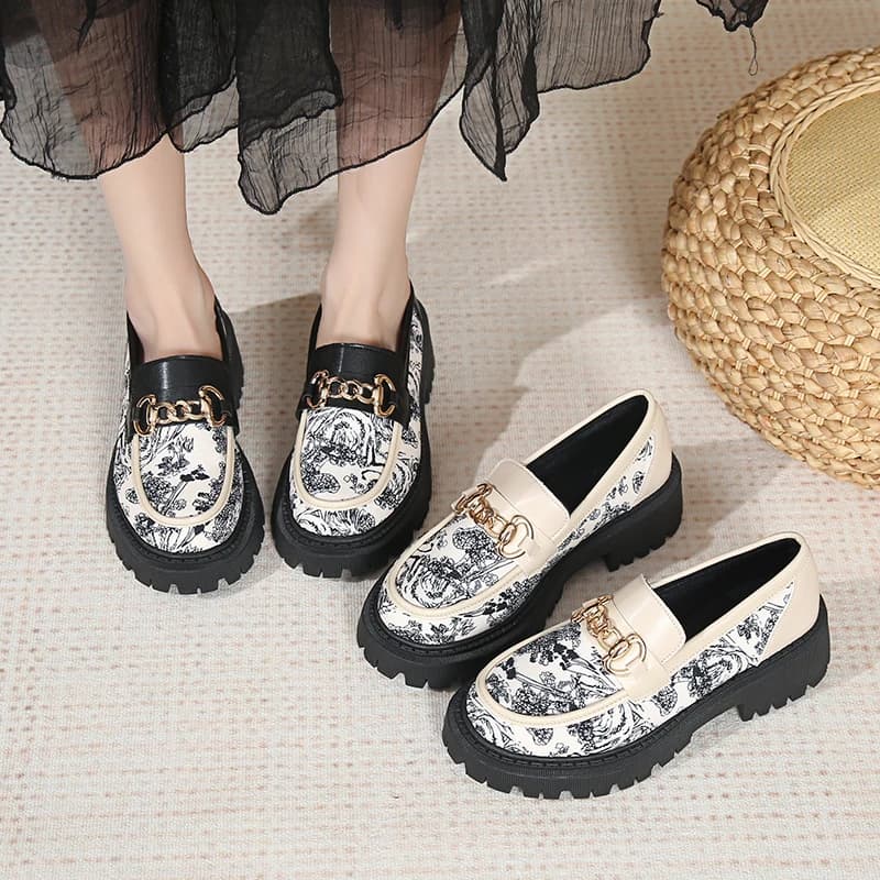 Scarpe basse casual antiscivolo con plateau decorativo in metallo da donna Primavera ed estate Nuovi mocassini a testa tonda in stile britannico.