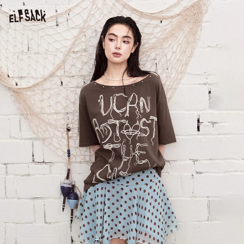 ELFSACK Hand-Drawn Letter Print T-Shirt, Wide Neck Rivet Detail Tee