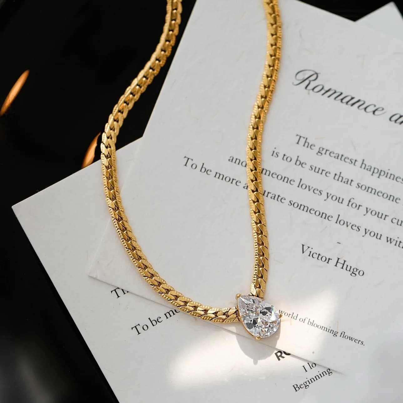 Collana Vintage in Acciaio al Titanio Placcato Oro 18k con Calendario, Zircone a Forma di Pera e Catena con Motivo Lucido