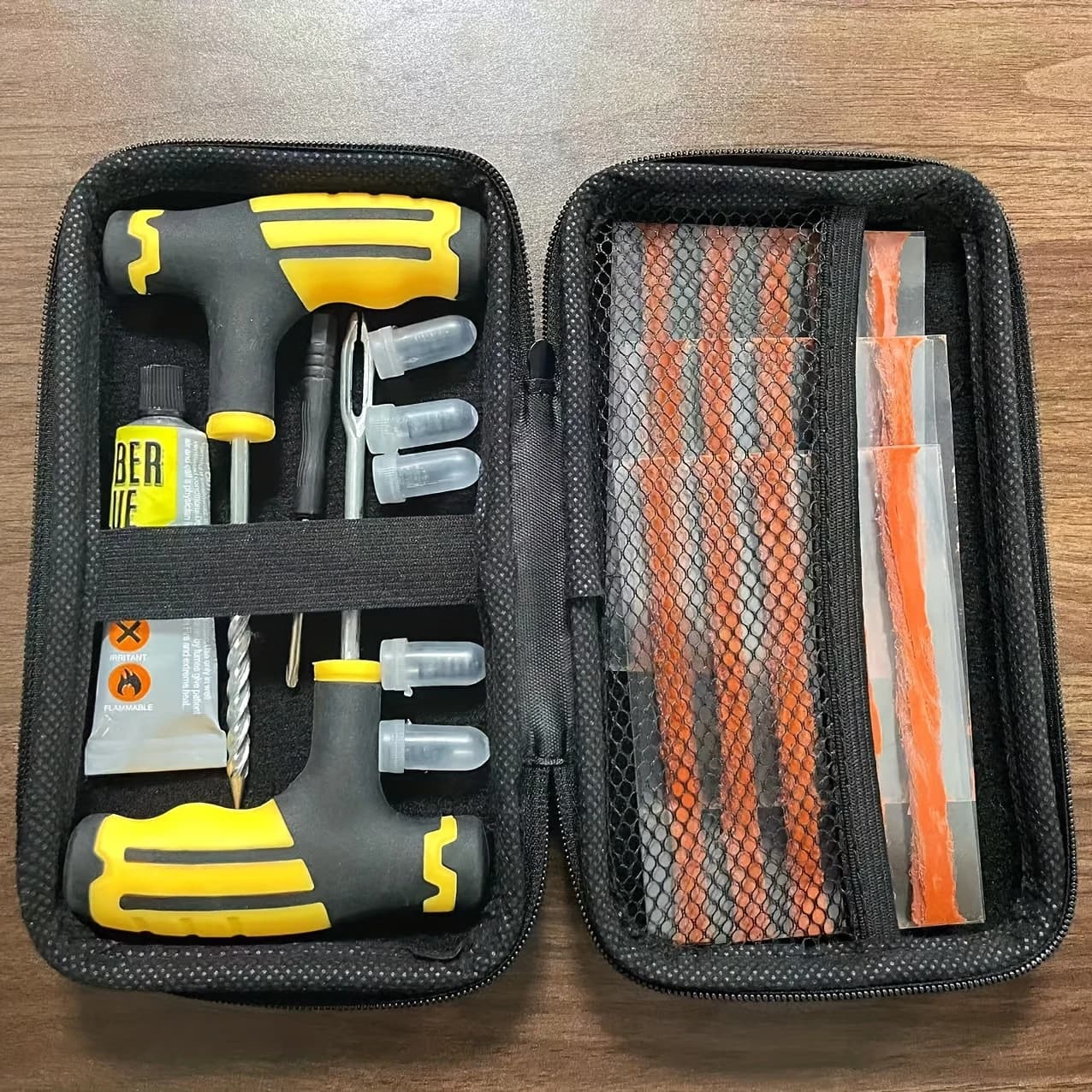 Kit di Riparazione per Tutti i Veicoli - Set Multi-Utensile con 5 Viti Autofilettanti e Colla per Gomme, Riparazione Portatile di Pneumatici a Fallo per Emergenze Stradali