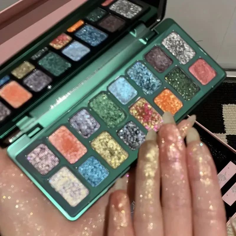 Palettes with 16-color diamonds Highly pigmented, metallic and perlescent effects, versatile face and eye makeup kit