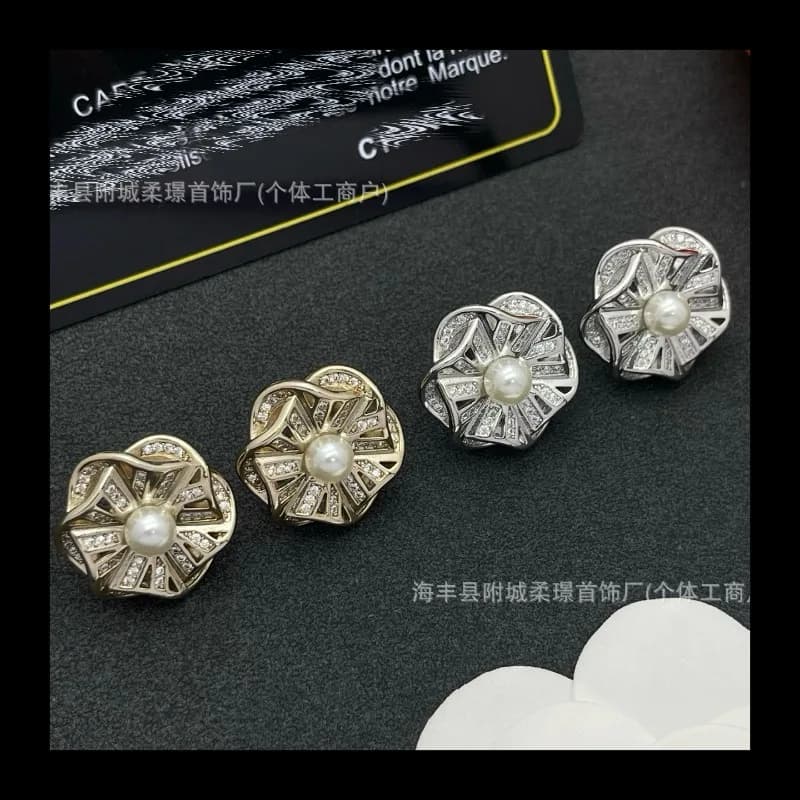 Commercio estero Xiaoxiang High-end Perla Alfabeto inglese Seiko Luce Lusso Moda Temperamento Orecchini con perno Gioielli