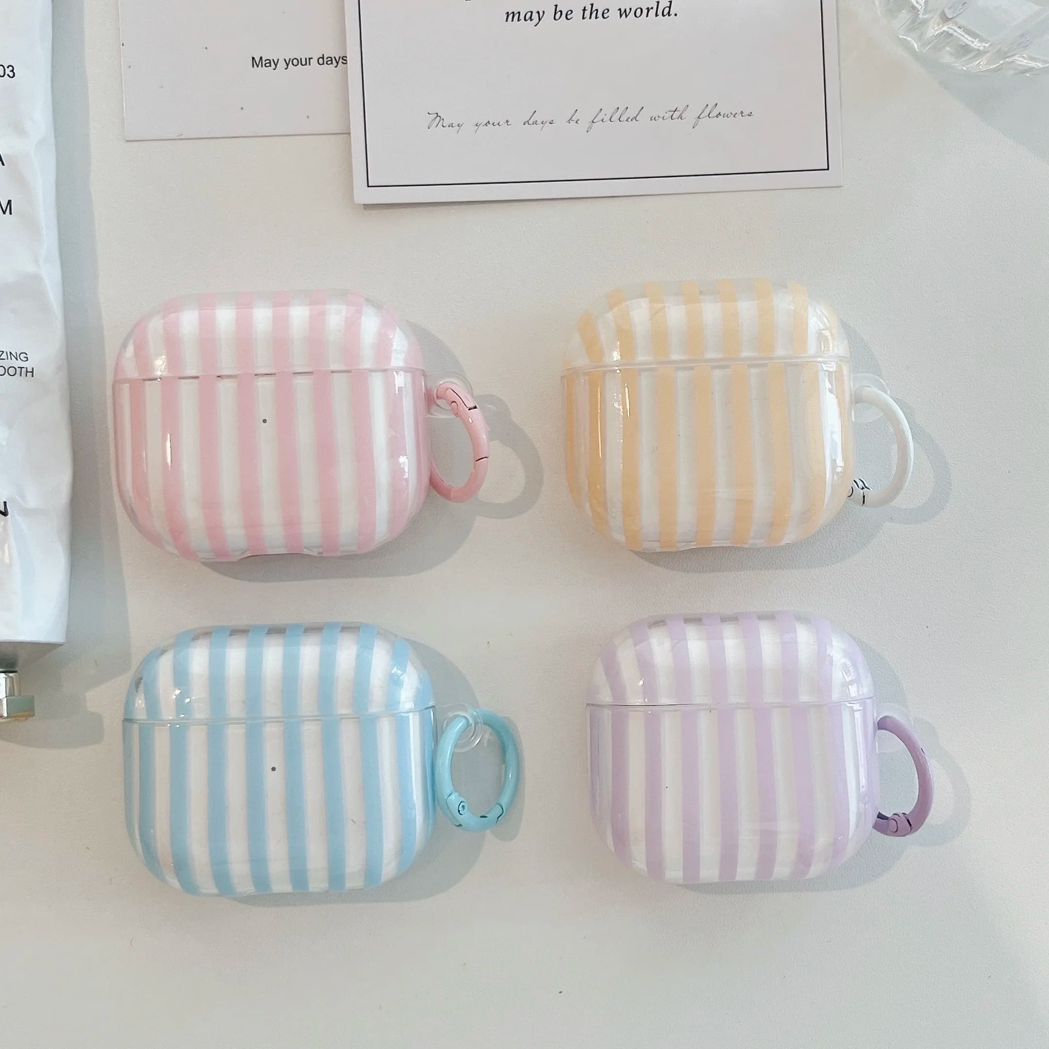 Custodia Morbida Estiva con Strisce a Contrasto Colore Caramella per Auricolari AirPods 4, Cover per Scatola di Ricarica AirPods Pro 2 3