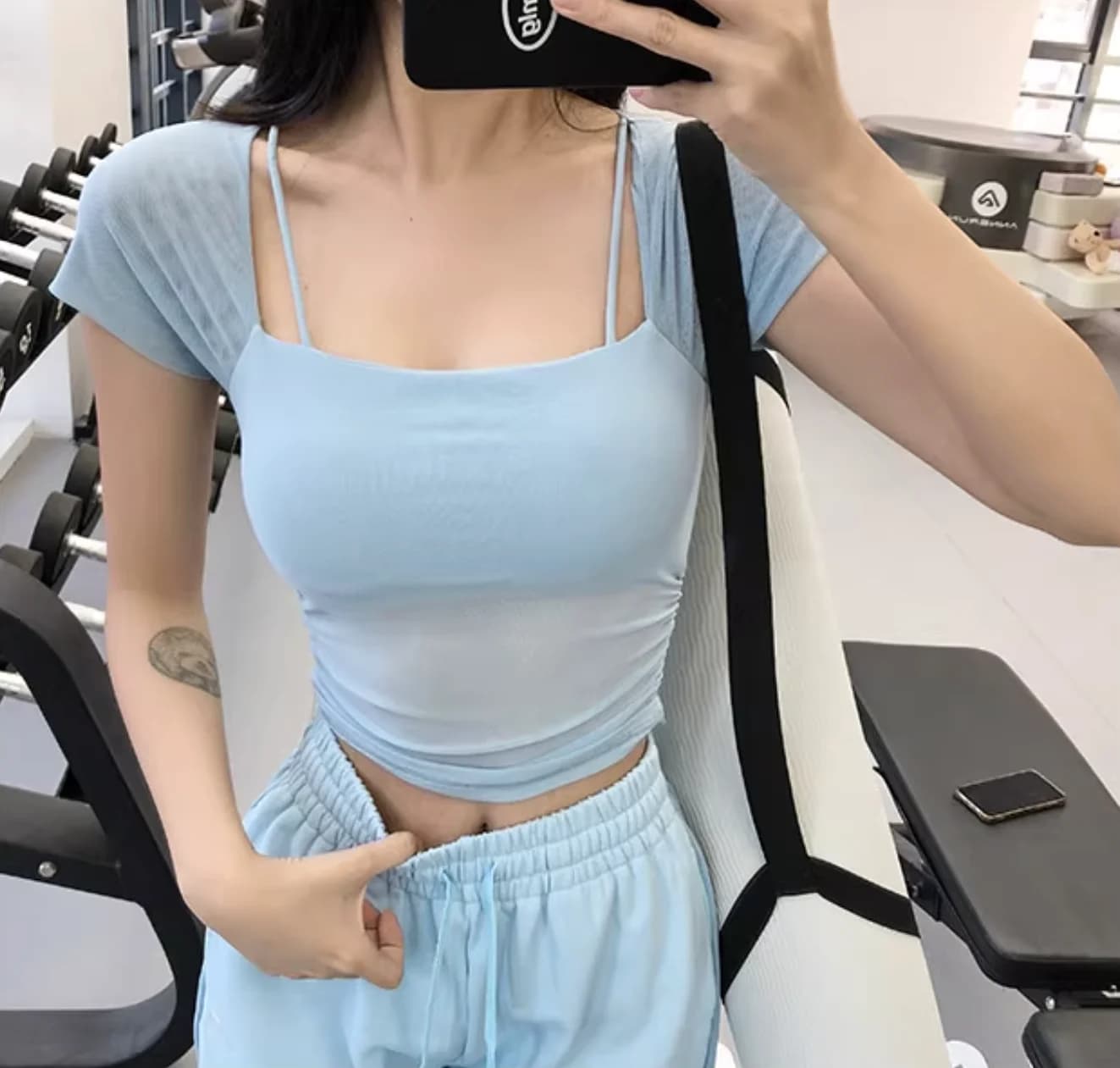 Set di vestiti estivi per yoga con pettorali fissi Pantaloncini sportivi in rete e top da allenamento per la corsa Abbigliamento fitness per le vacanze