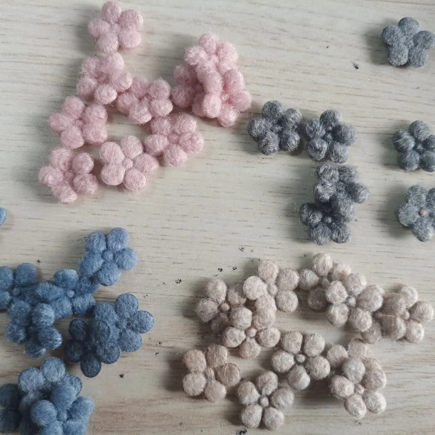 50 pz 1.5Cm Mini peluche fiore artificiale coreano fiorellino di lana pezzi fatti a mano fai da te all'ingrosso tornante scarpe borsa accessori