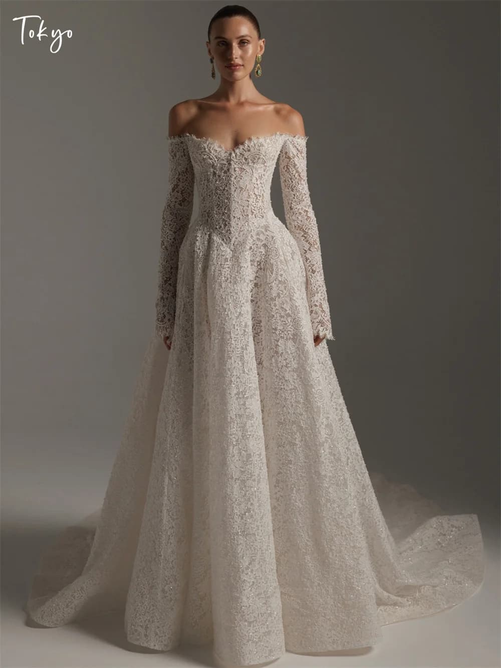 Abiti da sposa bianchi personalizzati Tokyo con spalle scoperte, maniche lunghe, cerniera posteriore, linea ad A, strascico corto, collezione 2026