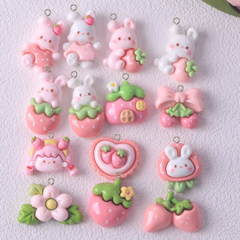 10 pezzi di ciondoli in resina di coniglio fragola Kawaii, adorabili animali dei cartoni animati, pendenti con retro piatto per orecchini di gioielli, creazione di portachiavi fai da te