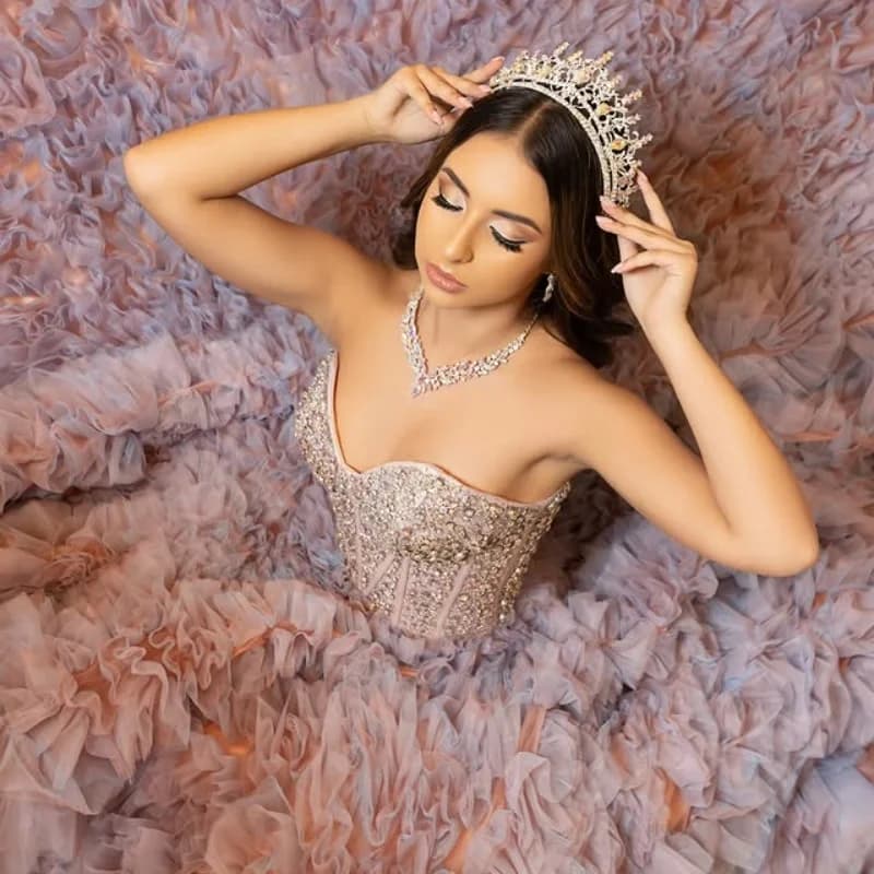 Abito Quinceanera viola intenso con spalle scoperte in cristallo con volant in pizzo Decalcomania Coda lunga Abiti da 15 Quinceanera Personalizza