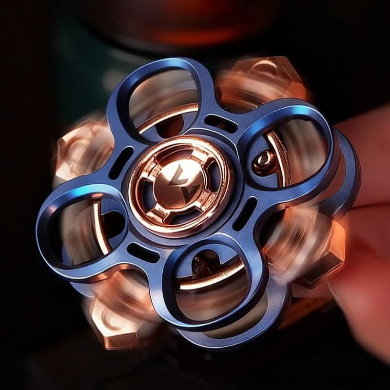Fidget Spinner in Metallo Luminoso EDC, Miglior Giocattolo Antistress per Adulti con Rotazione a Mano e Volano Girevole