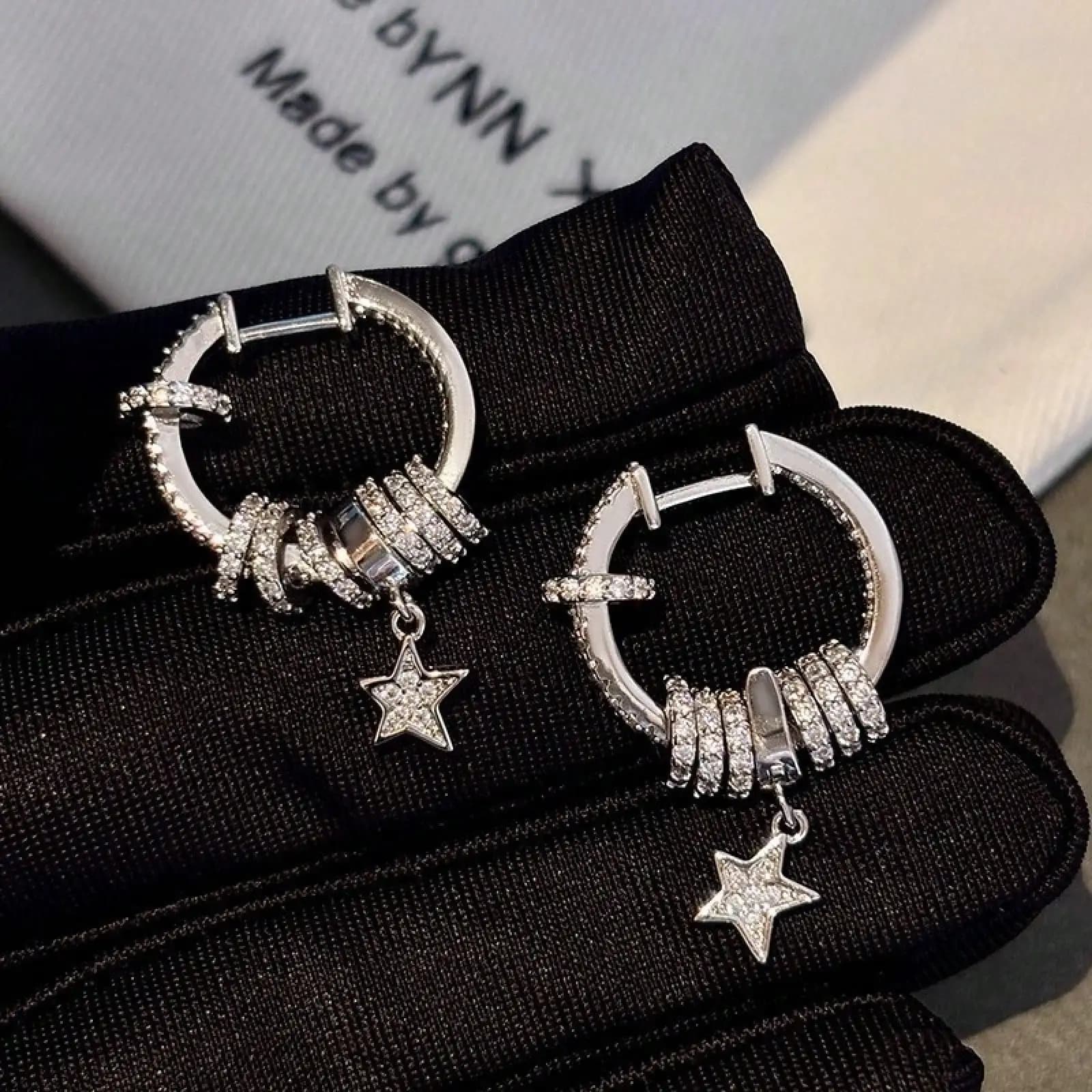 Women's Star Earrings - Light Luxury High-End Simple Unique Niche Style Ear Clips Versatile Elegant Temperament