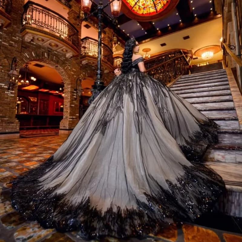 Abito Quinceanera personalizzato nero lucido con spalle scoperte Applique con paillettes di cristallo Tull Lace Coda lunga abiti da 15 Quinceanera