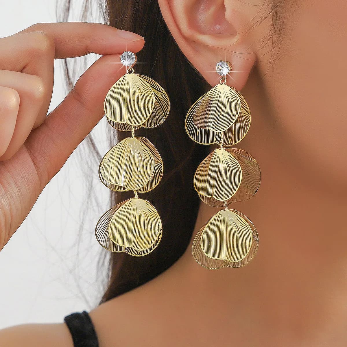 Nuovi orecchini alla moda, piccoli e freschi, a forma di foglia di ginkgo biloba, con petali dorati, orecchini a foglia lunga, orecchini floreali femminili, leggeri, resistenti allo sbiadimento.