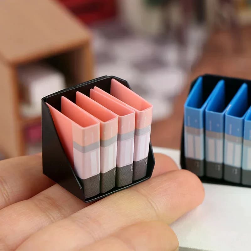 Set di Modelli in Miniatura per Casa delle Bambole: Cartella da Scrivania, Blocco Note con Clip, Cartella Portadocumenti, Articoli di Cancelleria e Giocattoli