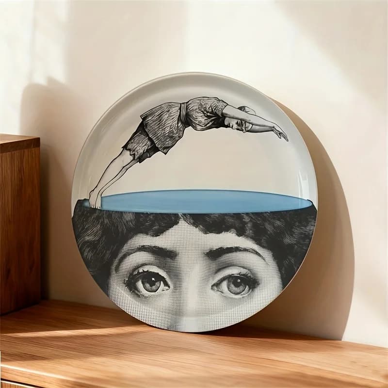 Piatto Decorativo Unico con un Collage Surreale di una Donna Subacquea, Pensato Esclusivamente per Scopi Decorativi e Non per Uso Altronde