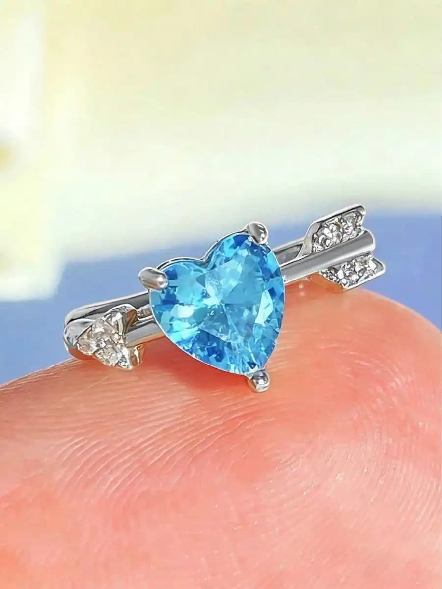 Anello con zirconi cubici a forma di cuore con design a freccia per l'uso quotidiano da donna