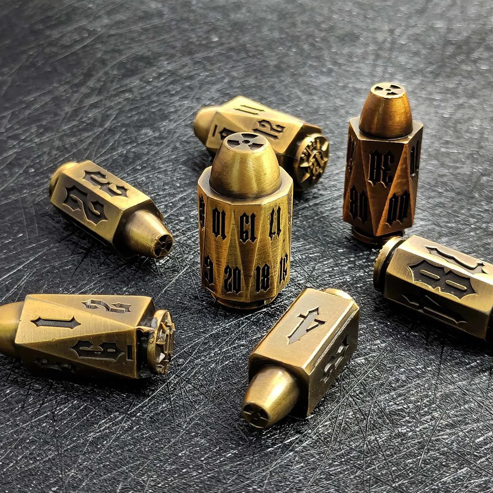 7 pezzi DND Dice Golden B-ullet Metal Dice a forma di TRPG D&D Giochi da tavolo Dungeons Dragons TRPG Poliedrico Gioco da tavolo con dadi digitali