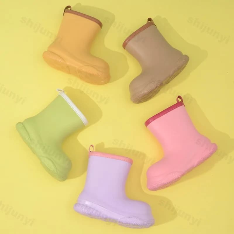 2025 Nuovi stivali da pioggia per bambini Stivali da pioggia per cartoni animati Antiscivolo con suola spessa Altezza crescente Scarpe impermeabili alla moda leggere