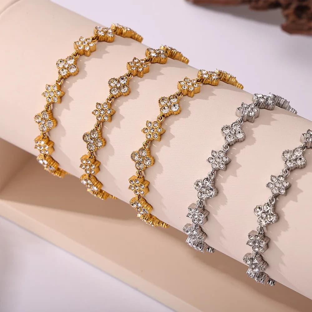 Bracciale placcato oro 18 carati con fiore chic per donna Bracciale in acciaio inossidabile intarsiato con zirconi Regalo di gioielli con fascino di lusso quotidiano vintage