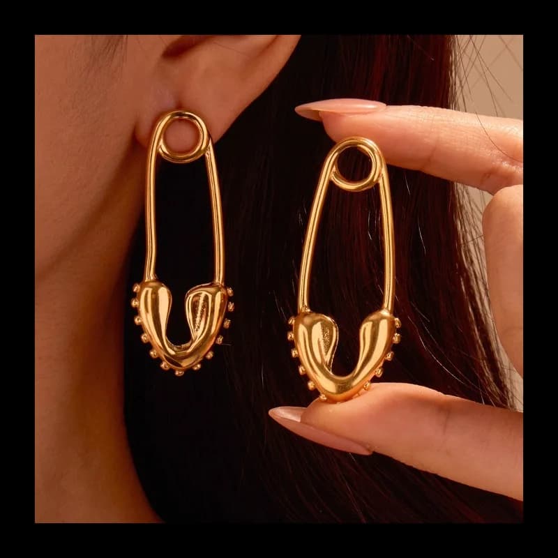 Nuovi orecchini di moda di nicchia a forma di spilla d'amore a forma di cuore di fascia alta di lusso leggero da donna