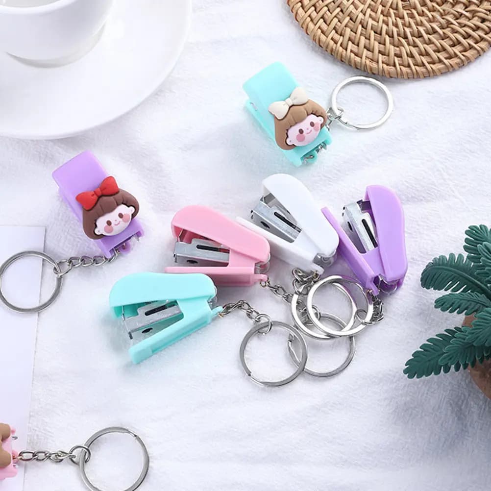 Set di 1 Mini Graffettatrice Portatile Colorata a Portachiavi, Squisito Ciondolo, Strumento per Ufficio, Forniture per Ufficio