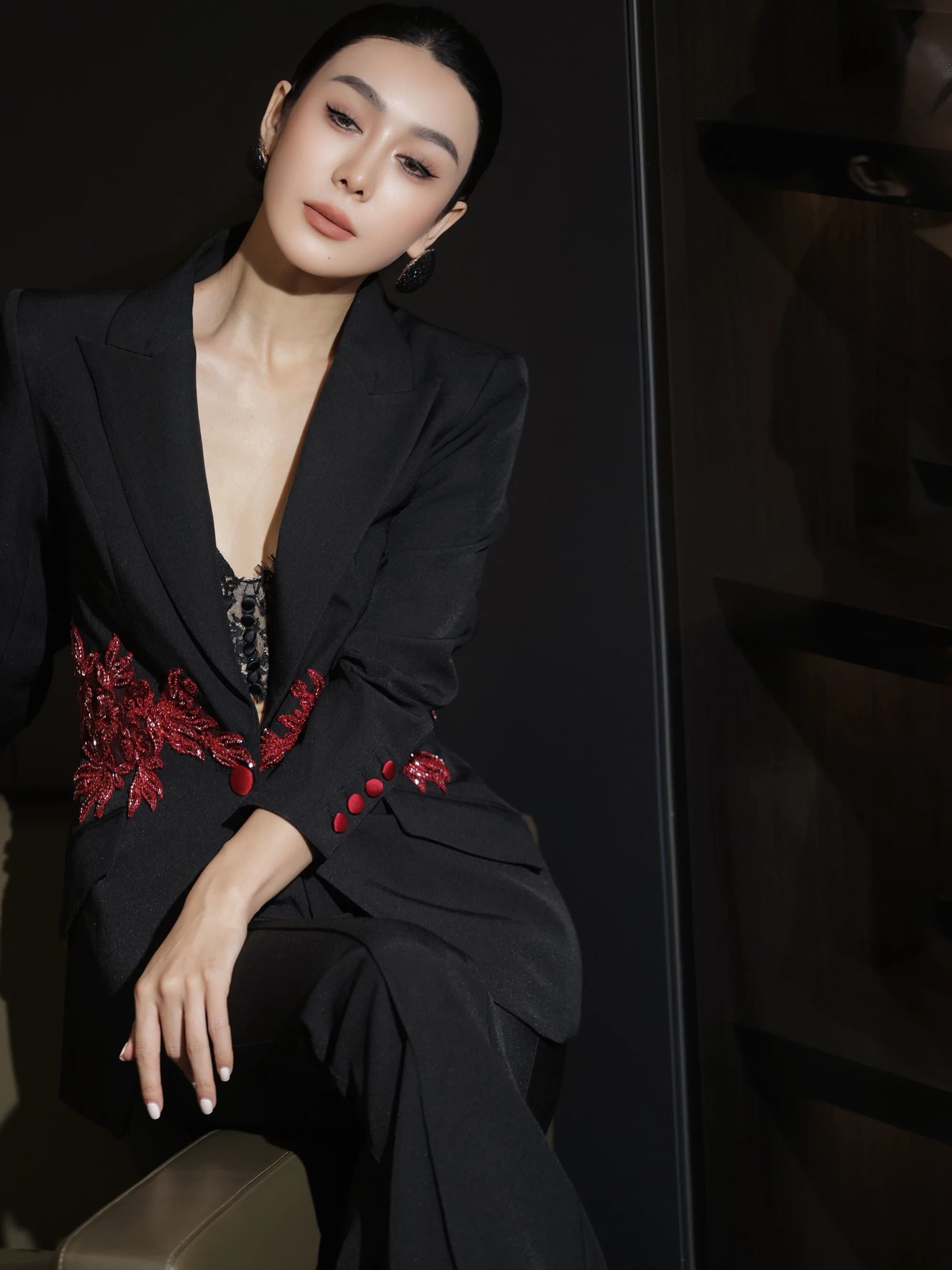 Elegante Completo Due Pezzi Nero con Diamanti, Giacca e Pantaloni Slim Fit per Donna, Moda Primavera 2026 Kevin&Zhen