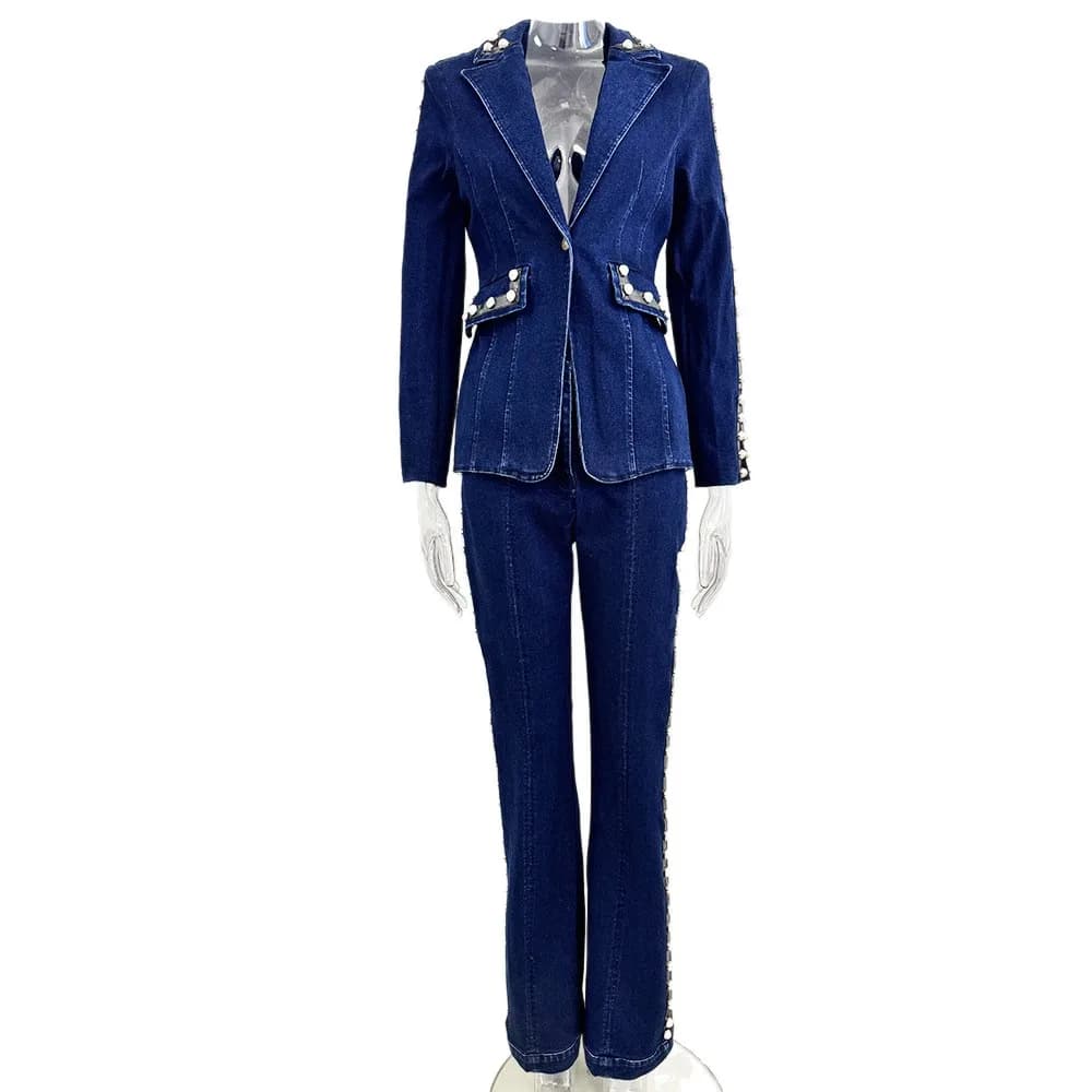 Completo da donna in denim lavato con perle pesanti, elegante e di alta gamma, giacca slim e pantaloni, 2 pezzi, per lavoro, occasioni formali o street style - Collezione Primavera 2026